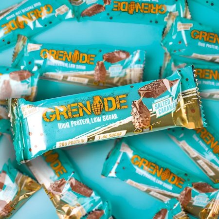 بار بروتين "Grenade High Protein, Low Sugar" بنكهة الكراميل المملح ورقائق الشوكولاتة. 