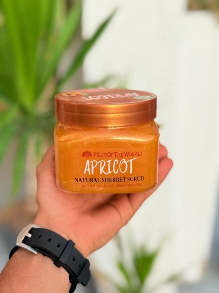 مقشر طبيعي للوجه والجسم بالخوخ "Fruit Of The Wokali Apricot Natural Sherbet Scrub" بحجم 600 جرام 